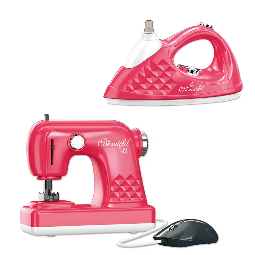 بنات تلعب ماكينة الخياطة والمكواة لعبة منزلية