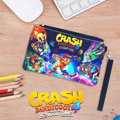 حقيبة بسحاب مطبوعة بملصقات Crash Bandicoot 4 مع حزام معصم