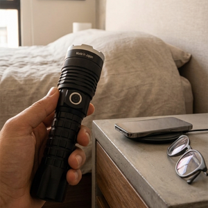 كشاف يدوي احترافي AKOVA P90 قابل للشحن